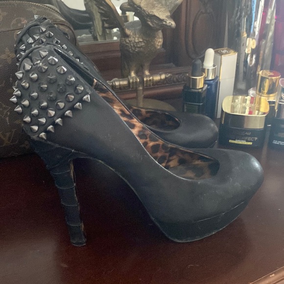 Betsey Johnson black stud bow shoes heels size 8M - Picture 1 of 4